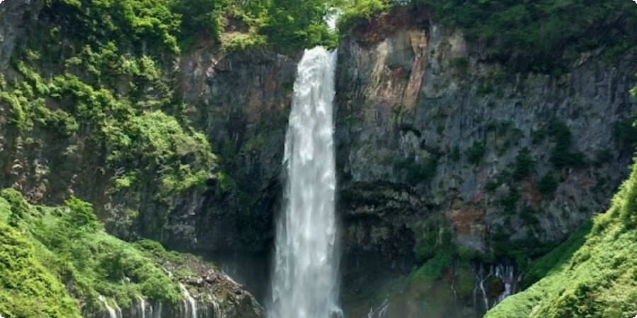 Nature's Symphony: Eine Reise zum Kegon-Wasserfall