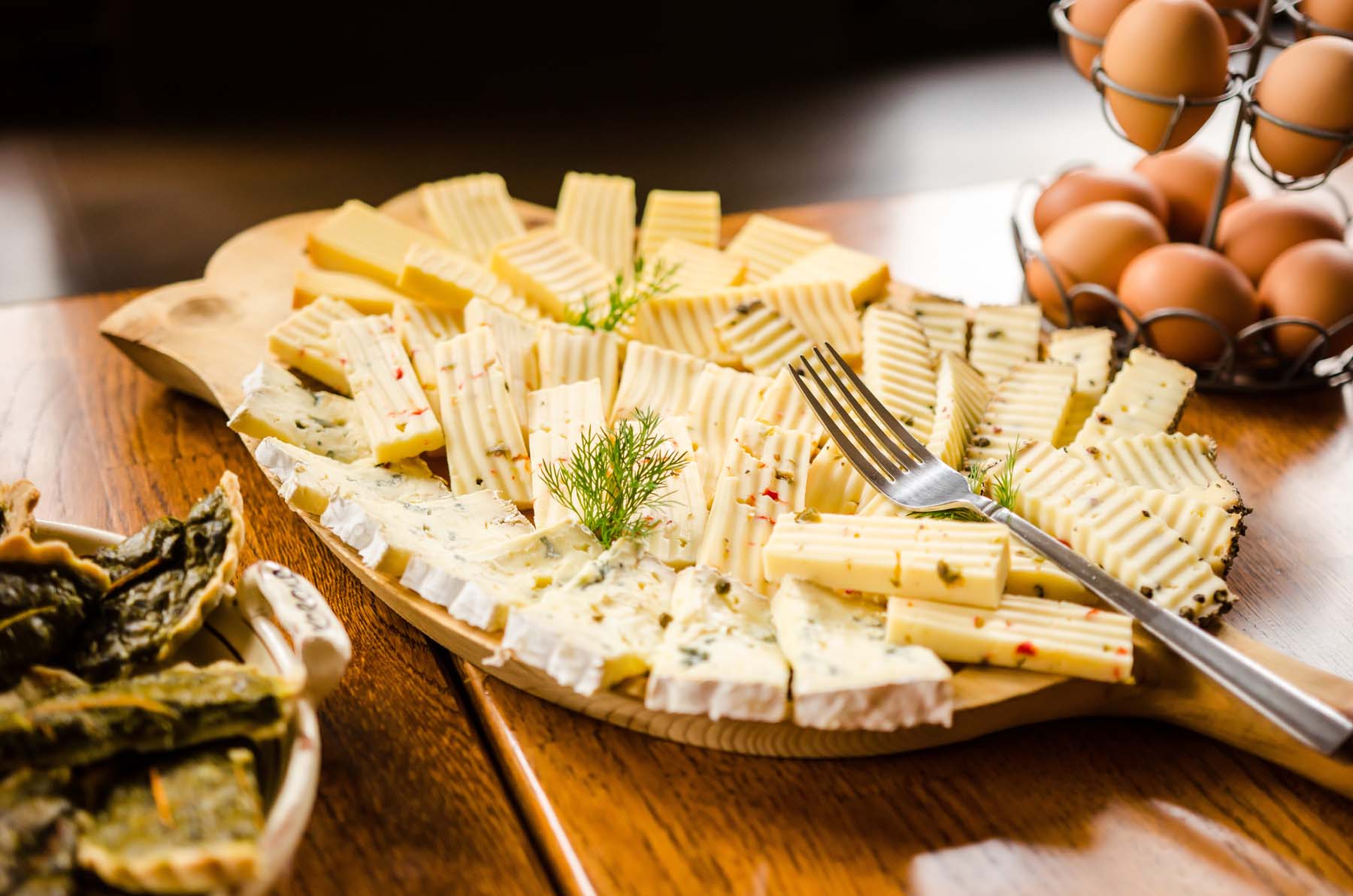 Tabla de quesos artesanos en Tihany, Hungría